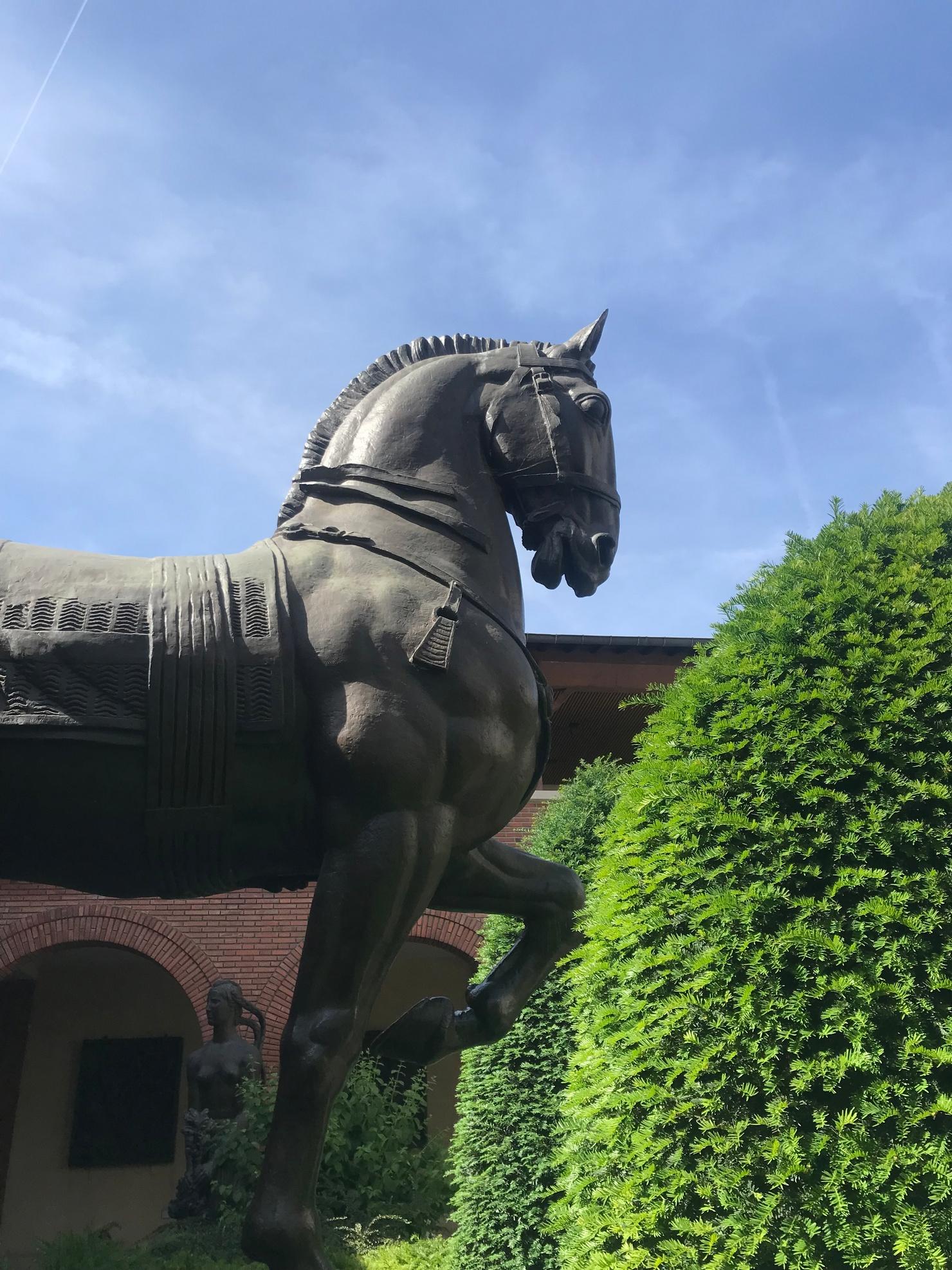 Les visiteurs du musée Bourdelle sont accueillis par un monumental cheval en bronze
