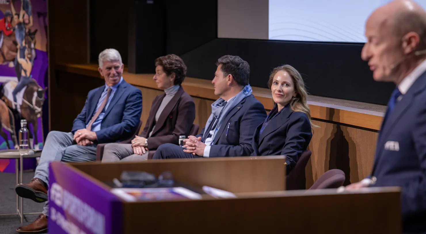 À Lausanne, le panel de discussion sur le dressage était composé, de gauche à droite, de George Williams, Monica Theodorescu, Raphaël Saleh et Diana al-Shaer