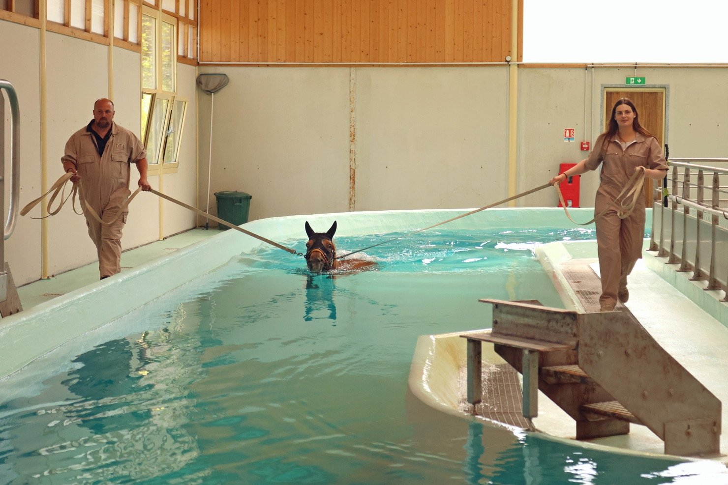 Une démonstration de l’utilisation de la piscine panoramique du centre de rééducation a été proposée