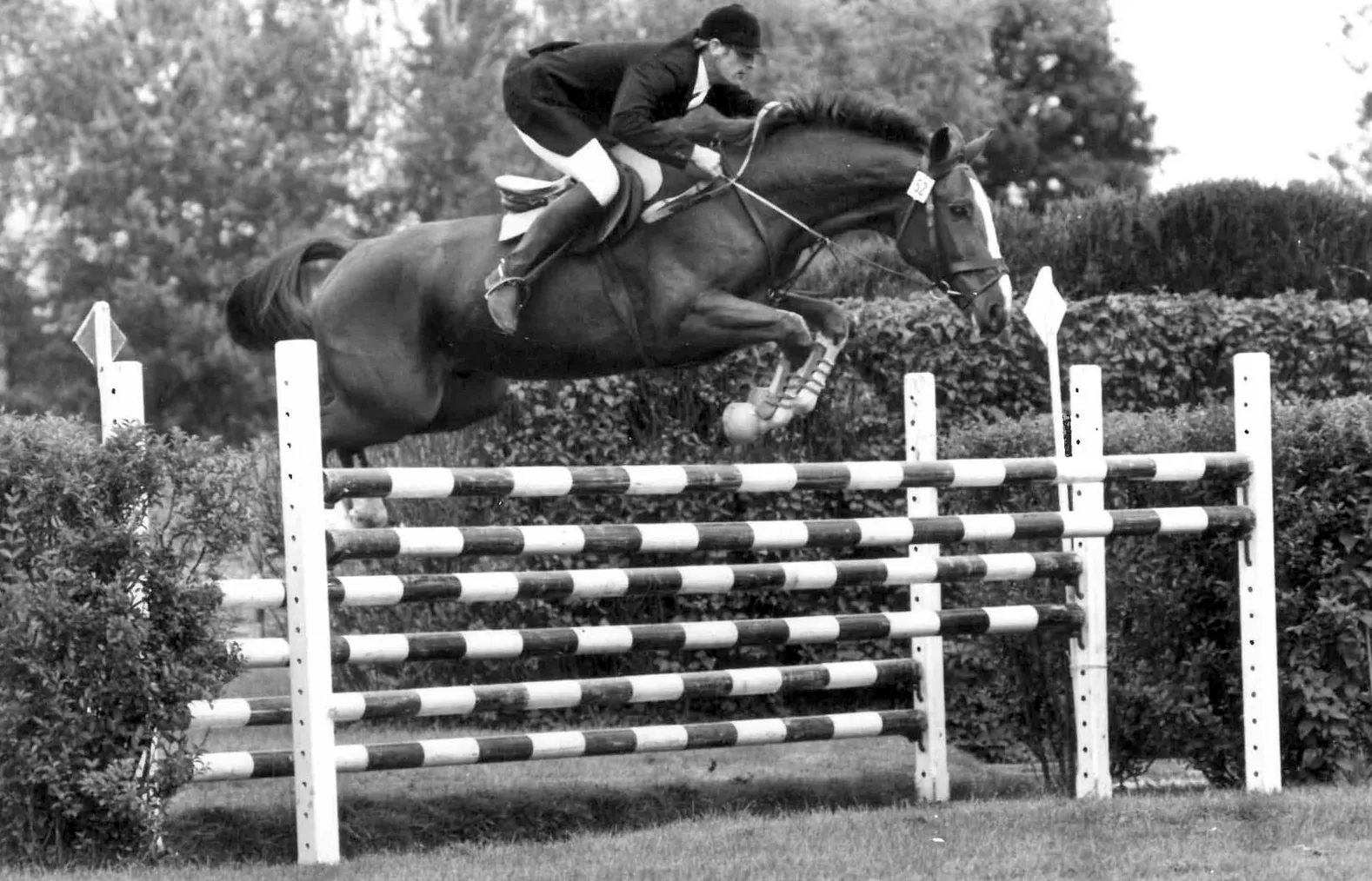 Ici en 1981 à Fontainebleau, Éric Palmer fut aussi un cavalier assidu et passionné de saut d’obstacles.