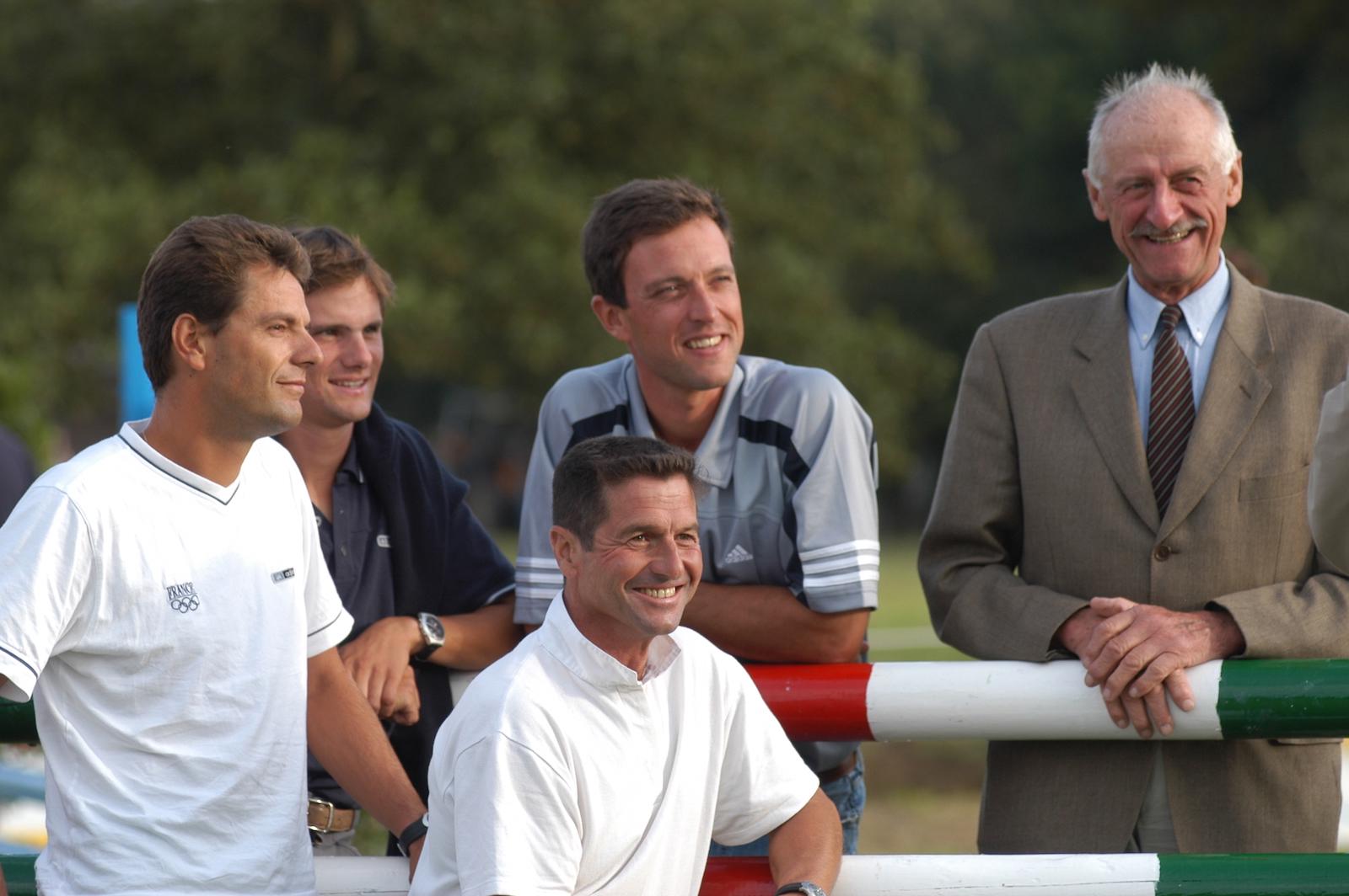 André Le Goupil pose ici avec quatre membres de l’équipe de France sacrée championne olympique en 2004 à Athènes: Cédric Lyard, Nicolas Touzaint, Jean Teulère et Arnaud Boiteau.