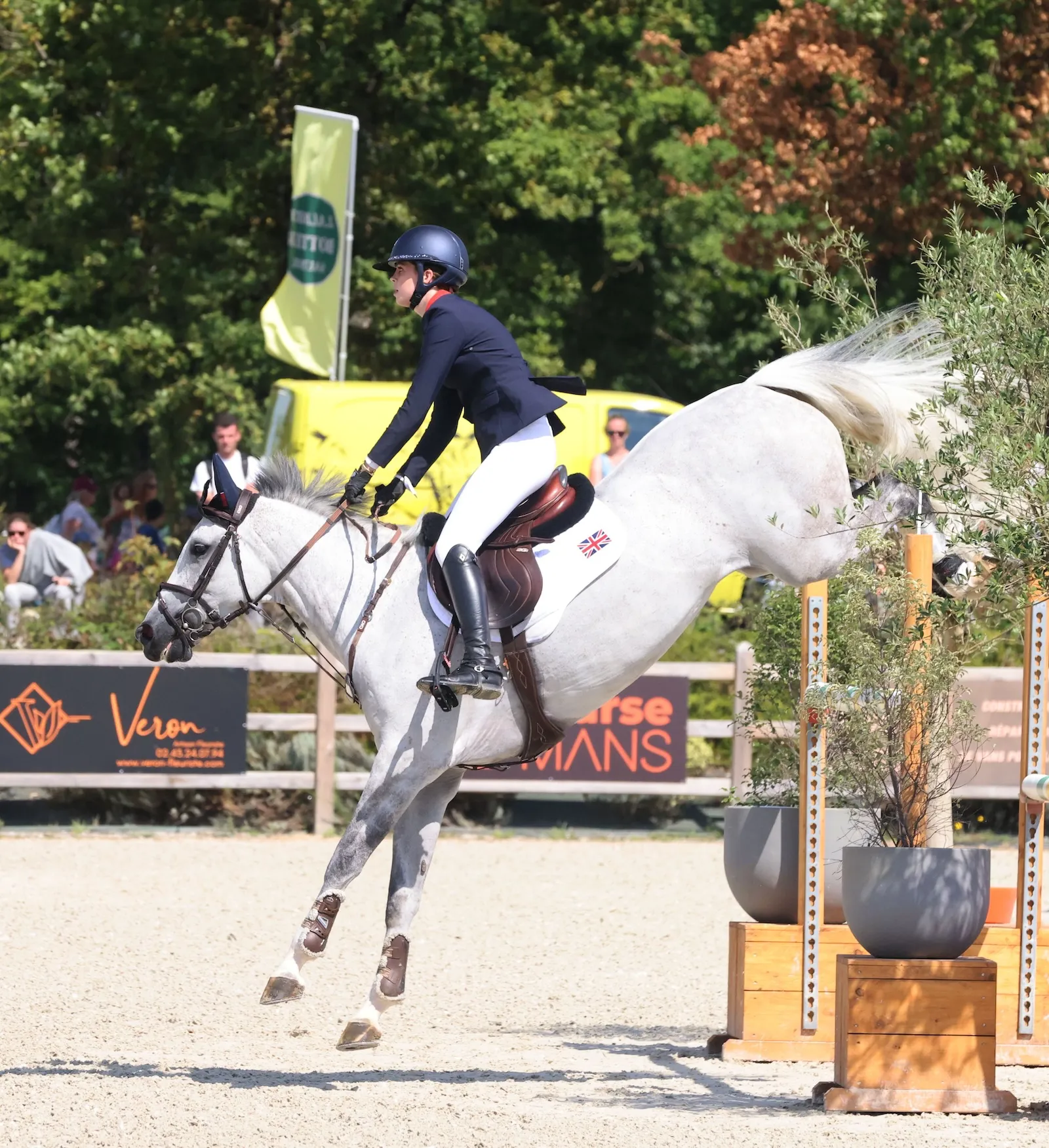 Auréolé d’or, l’Irlandais Cian Mcmunn prolonge, avec Esperando SK, la lancée des victoires irlandaises dans le championnat d’Europe de CSO Poney individuel, après celles de James Derwin et Rincoola Babog en 2022, de Paddy Reape et Fernando en 2023 et de Jack Kent et Double Pleasure en 2024.  