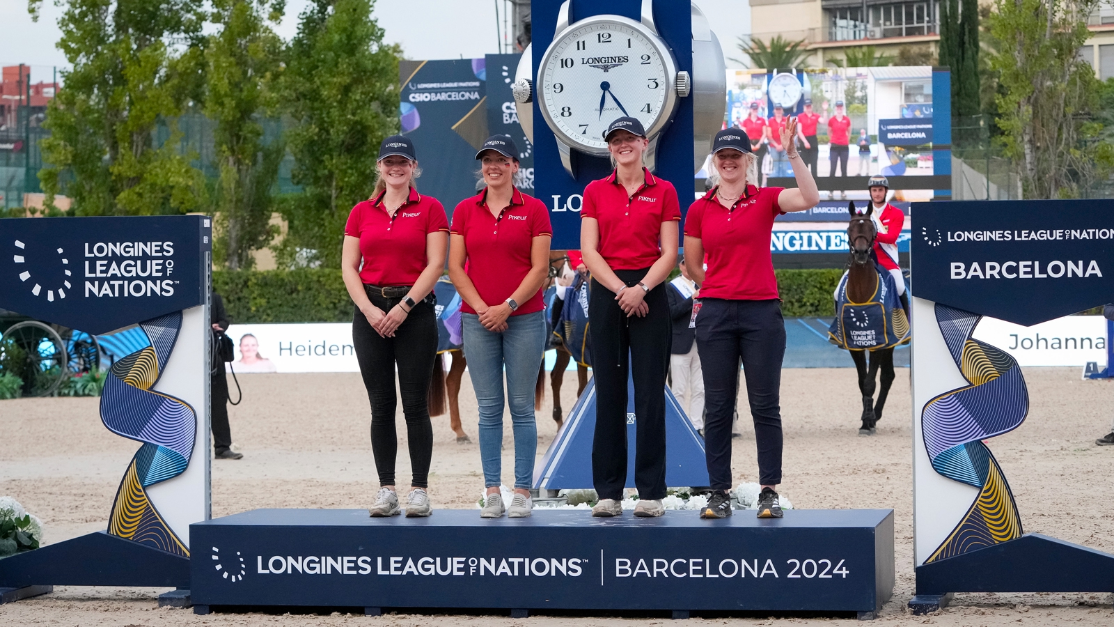 Sofie Karlsson, Felicia Wallin, Heidemarie Jäckel et Ulla Uusitalo, soigneuses des chevaux de Christian Kukuk, Richard Vogel, André Thieme et Jana Wargers, ont été honorées sur le podium protocolaire de la Ligue des nations Longines.