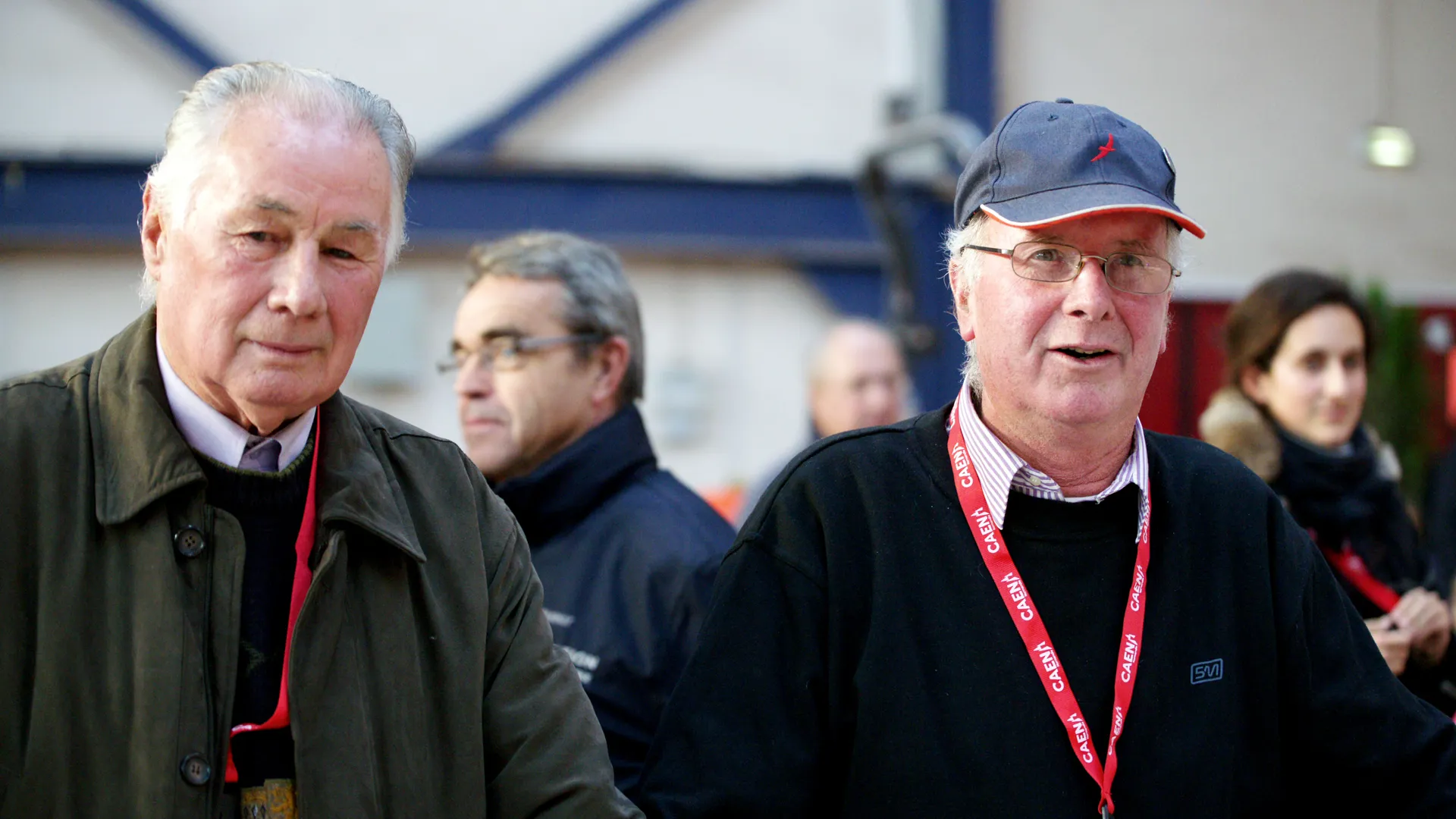 On retrrouve ici les regrettés Germain Levallois et Jacky Angot à l’ancien Jumping international de Caen. Au second plan, on reconnaît le maître instructeur Francis Mas et Élise Mégret, passionnée d’élevage et de sport.