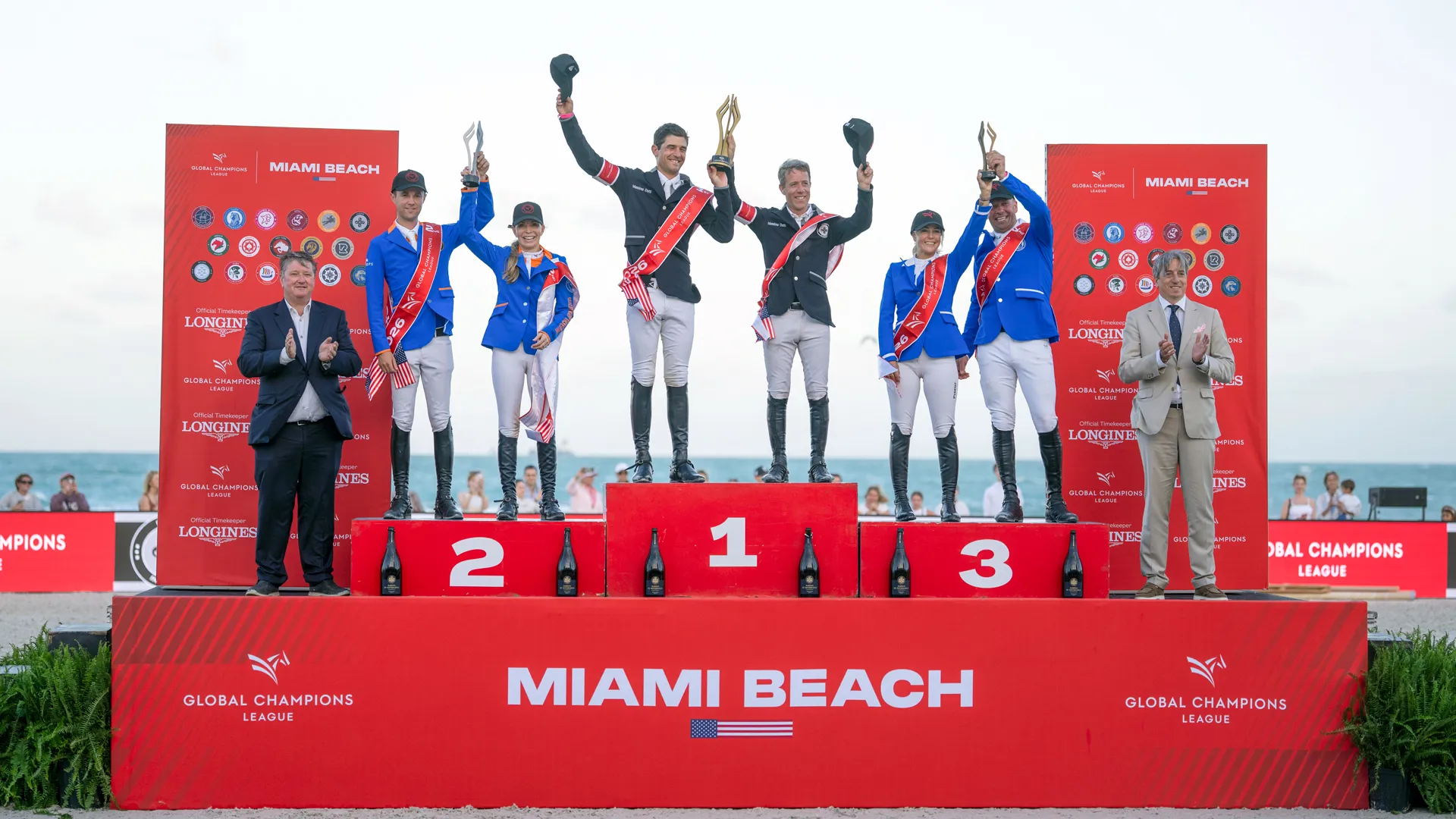 Le podium de la première étape de la GCL, dominé par Maikel van der Vleuten et Victor Bettendorf.