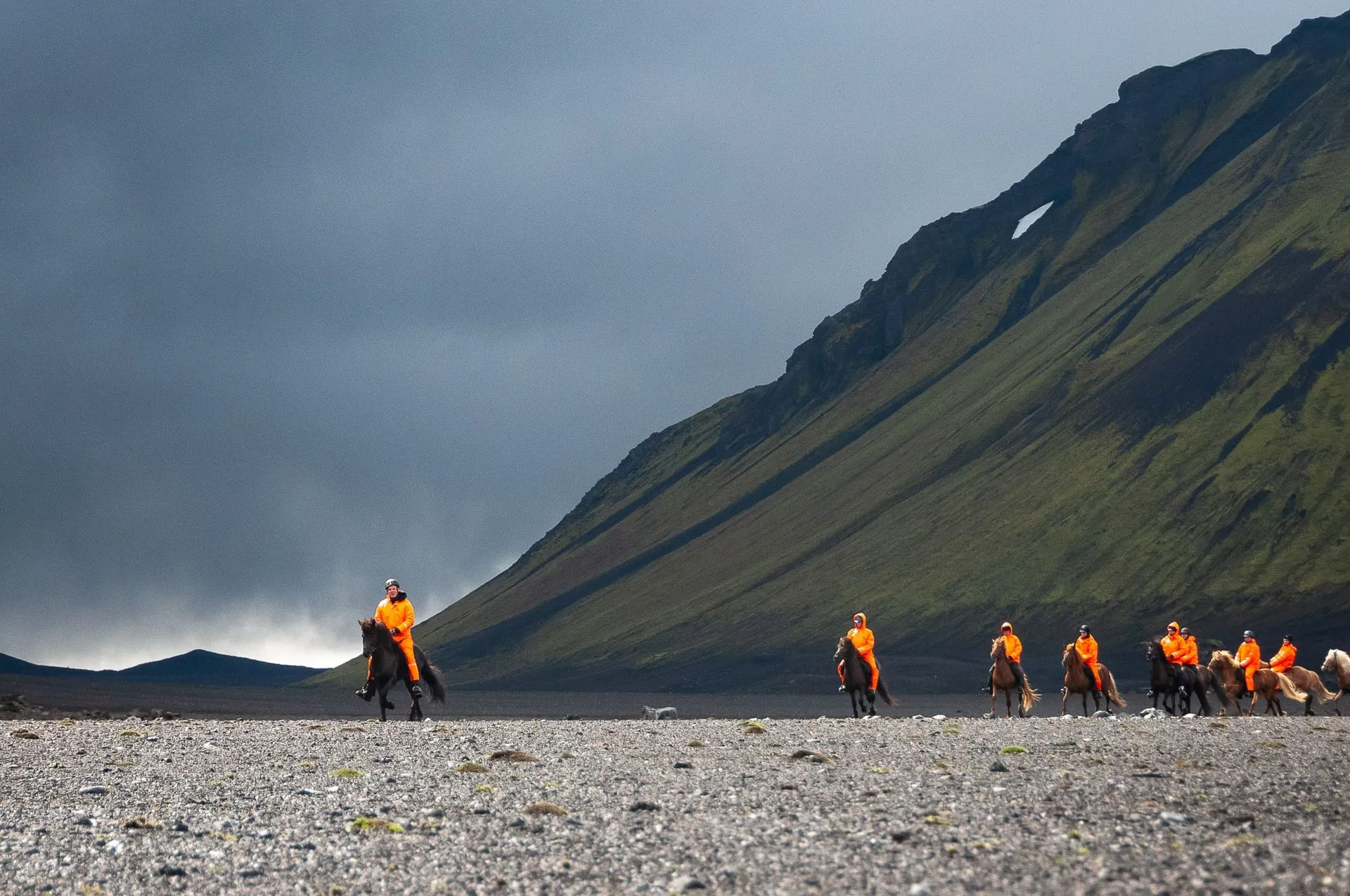 En Islande, les itinéraires de Cheval d’Aventure traversent des paysages volcaniques difficilement accessibles autrement.