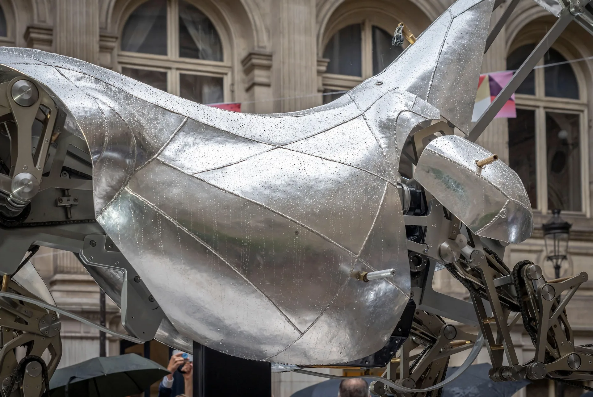 Réalisé en aluminium, Zeus a été conçu pour donner l’illusion d’un cheval galopant sur la Seine.