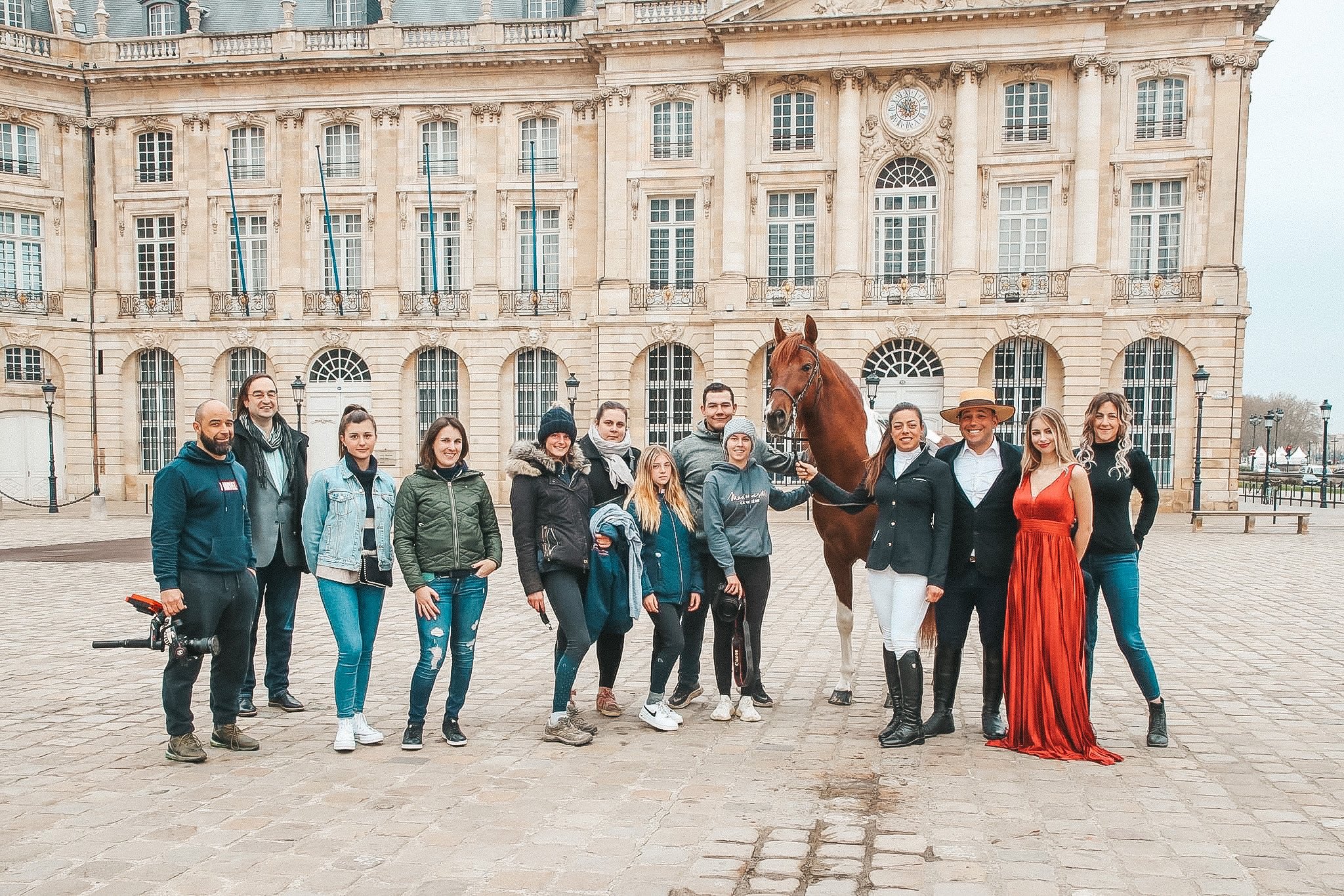 Manon Lane et toute son équipe sur le projet "Un cheval dans Bordeaux" place de la Bourse. 