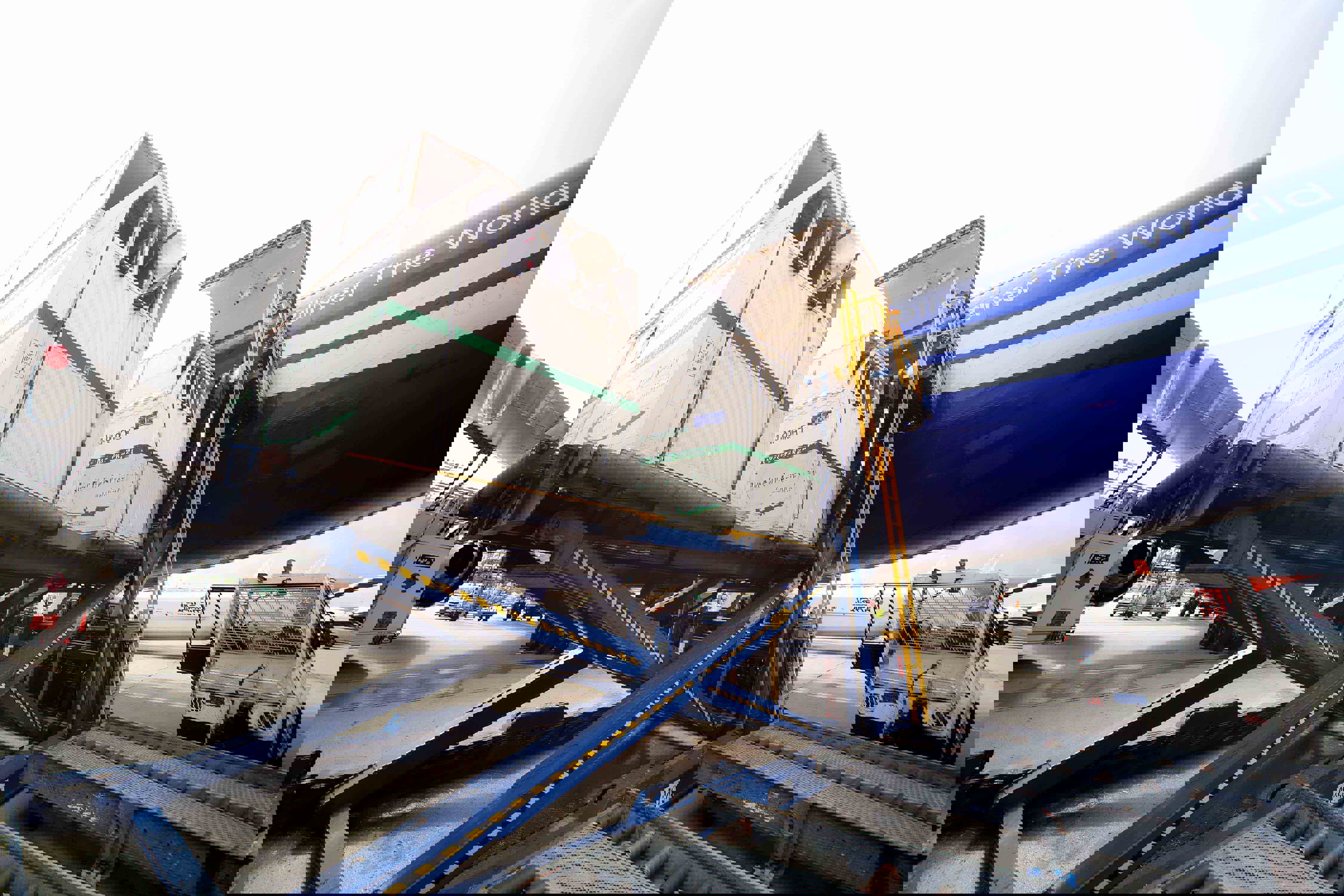 Chargement des boxes de transport.
