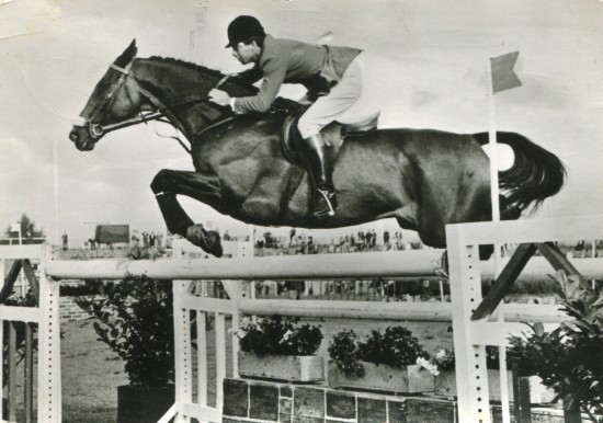 Nelson Pessoa avec Huipil (ici à Aix-la-Chapelle), le cheval avec lequel il a terminé cinquième des Jeux olympiques de Tokyo, en 1964.