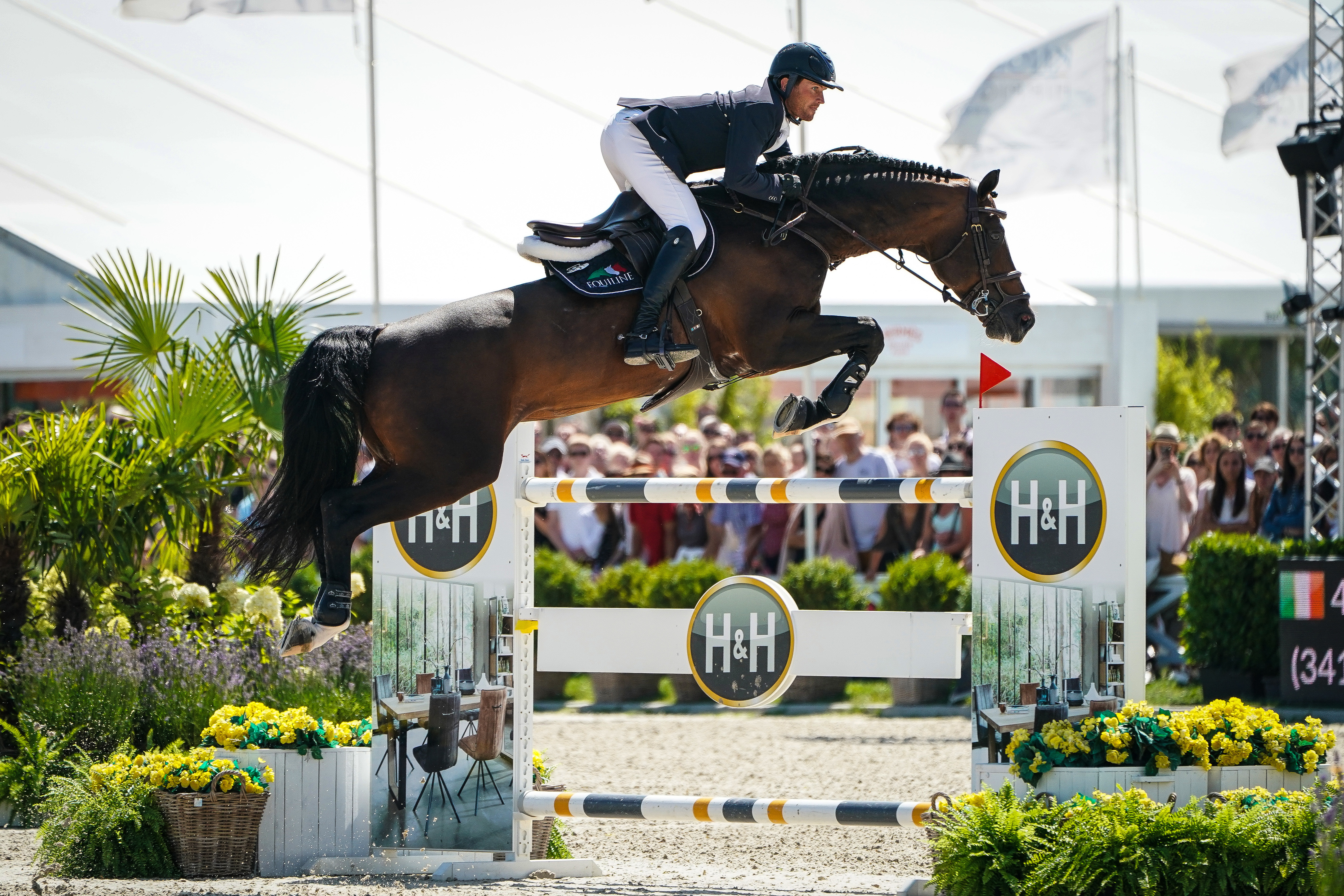 Darragh Kenny et Balou du Reventon sur l'avant-dernier obstacle du barrage.