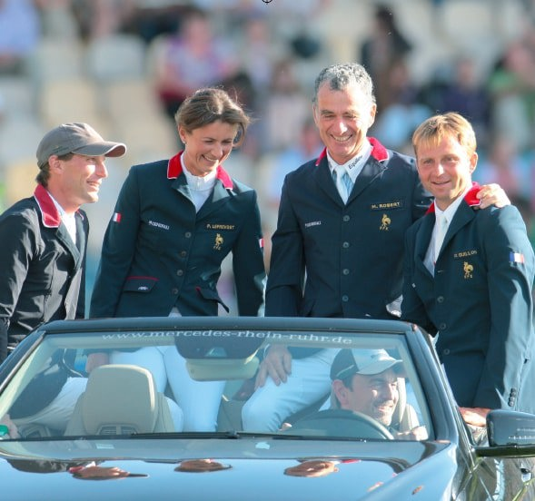 Les jeunes Kevin Staut, Pénélope Leprevost et Olivier Guillon, accompagnés de l'expérimenté Michel Robert, ont relevé l'équipe de France.