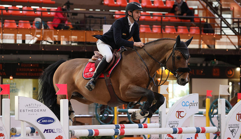 Benoit Cernin et Uitlanders du Ter dans le hall du Pôle européen du cheval