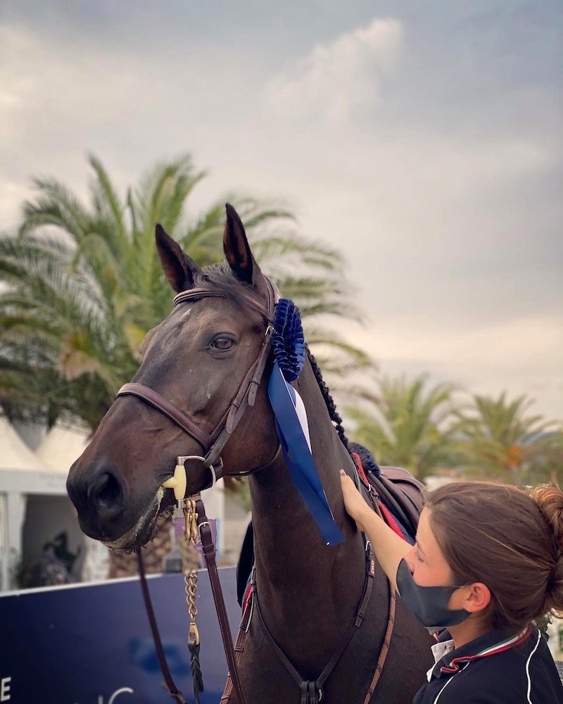 Alessia Delaurenti et ses chevaux n’ont pas manqué une seule semaine de compétition à l’Hubside Jumping.