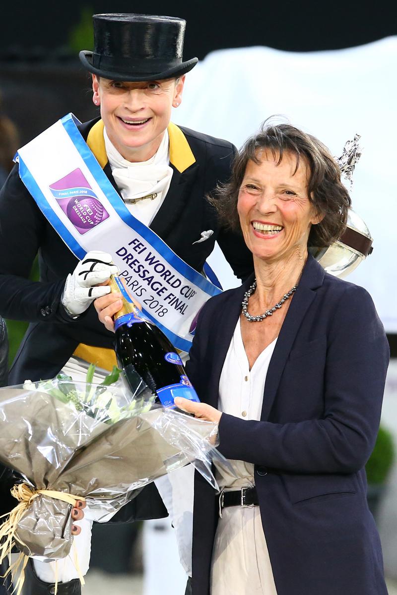 Isabelle Judet est ci aux côtés d'Isabell Werth lors de la victoire de celle-ci à Paris en 2018.