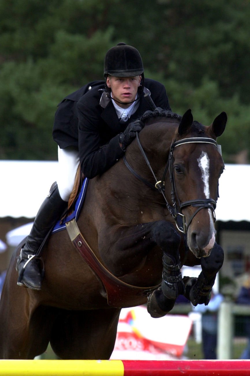 Jérôme Guéry a débuté en tant que cavalier de jeunes chevaux au haras des Hayettes. On le retrouve ici à la Grande Semaine de Fontainebleau, en 2001, avec Imagine des Hayettes et à Deauville aux commandes d’Éclair du Bois.