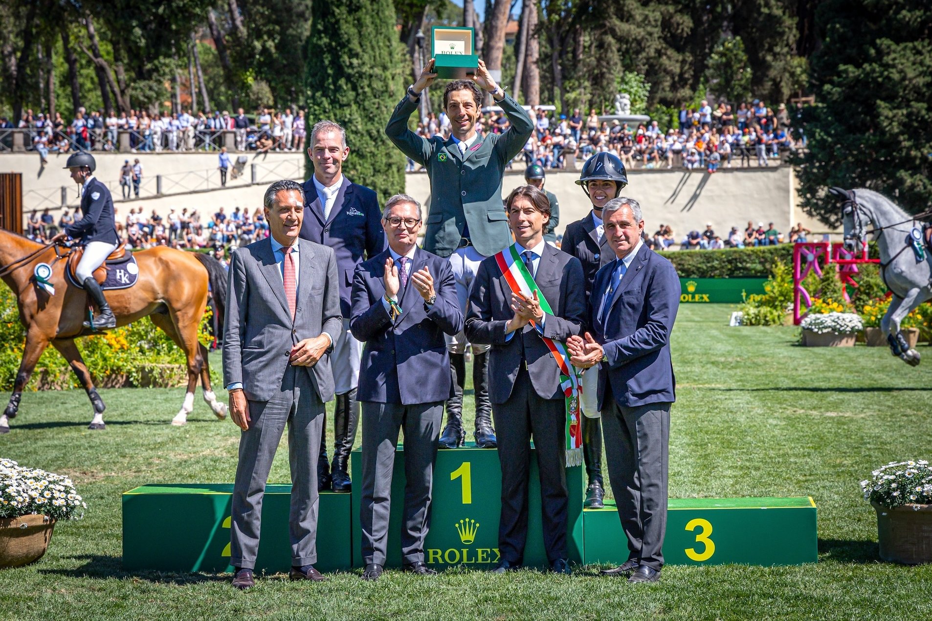 Le podium du Grand Prix du CSIO 5* de Rome, composé de Yuri Mansur, Cian O’Connor et Nina Mallevaey.