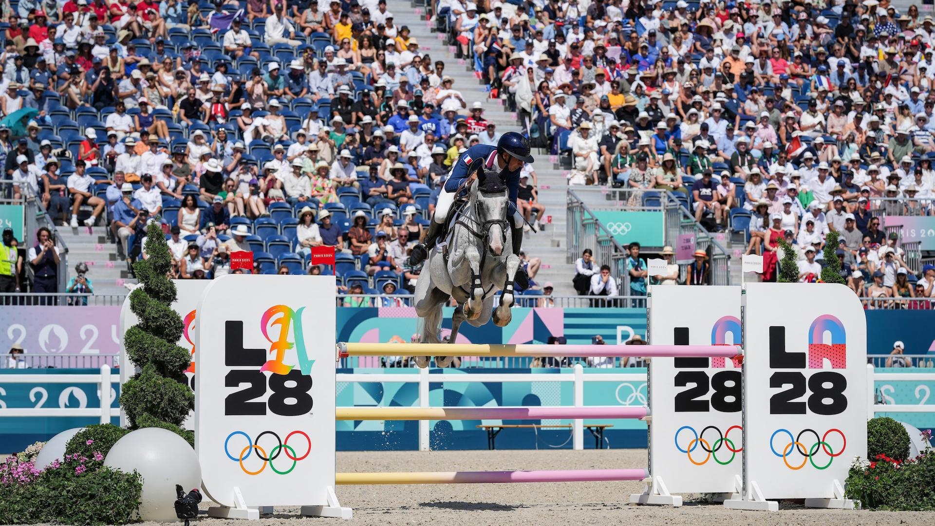 Meilleur français, Stéphane Landois franchit ici un oxer aux couleurs des prochains JO, ceux de Los Angeles 2028. 