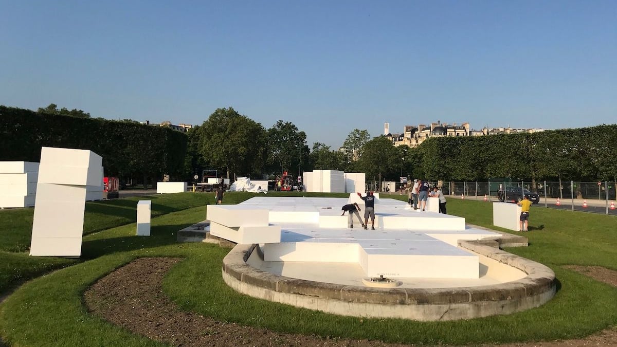 Le creux crée par bassin du Champ de Mars est comblé grâce à des blocs de polystyrène, de 6 mètres de long sur 2 mètres de large. Ils permettent de créer une base uniforme pour le montage de la piste, et sont très légers, ils n'ont nécessité que des moyens humains pour être placés.