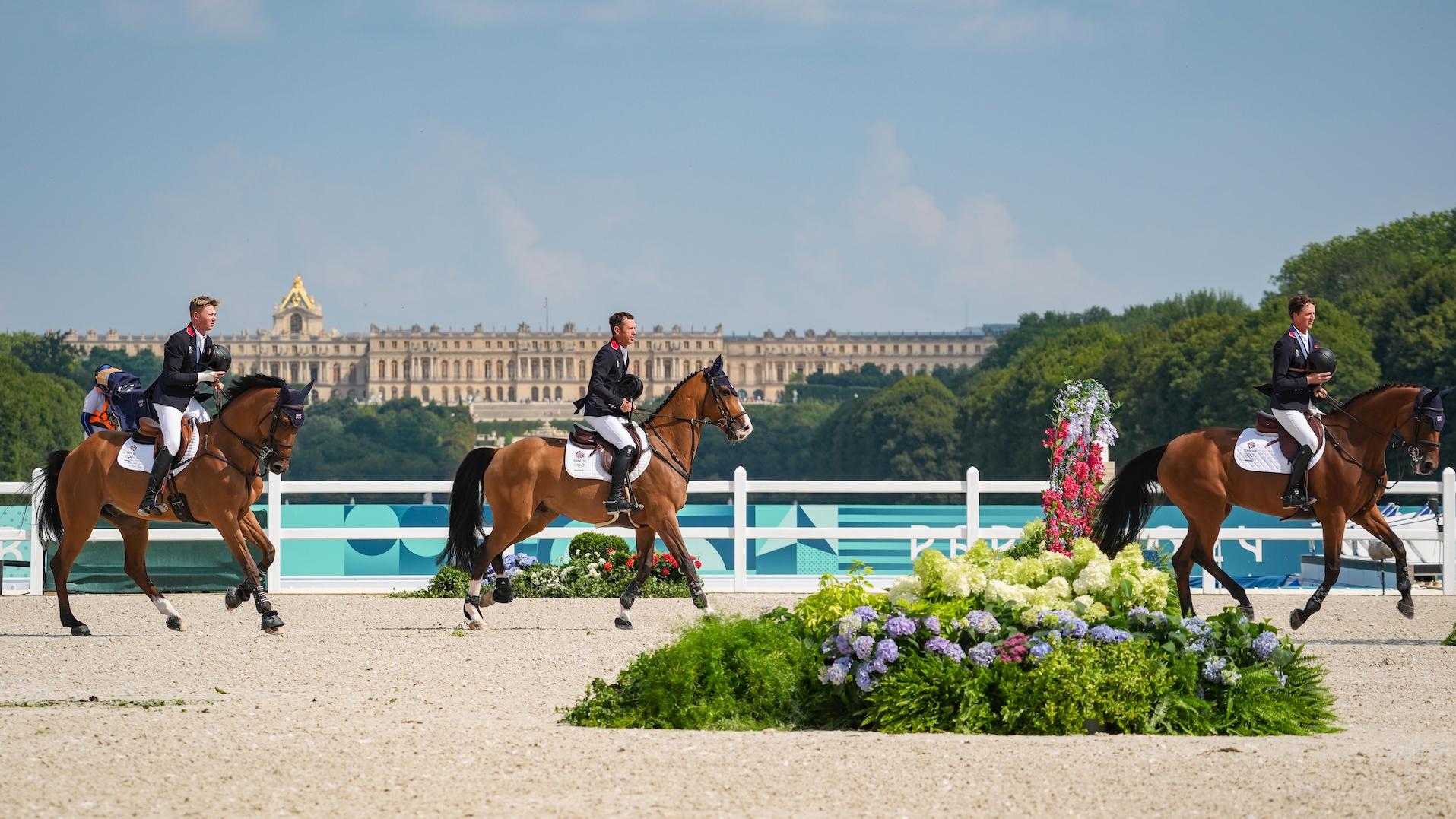 Le collectif britannique, paré d’or dans les jardins de Louis XIV. 