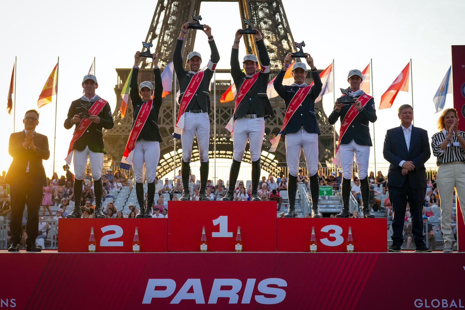 Un podium devant la Tour Eiffel et un soleil couchant ce vendredi soir!