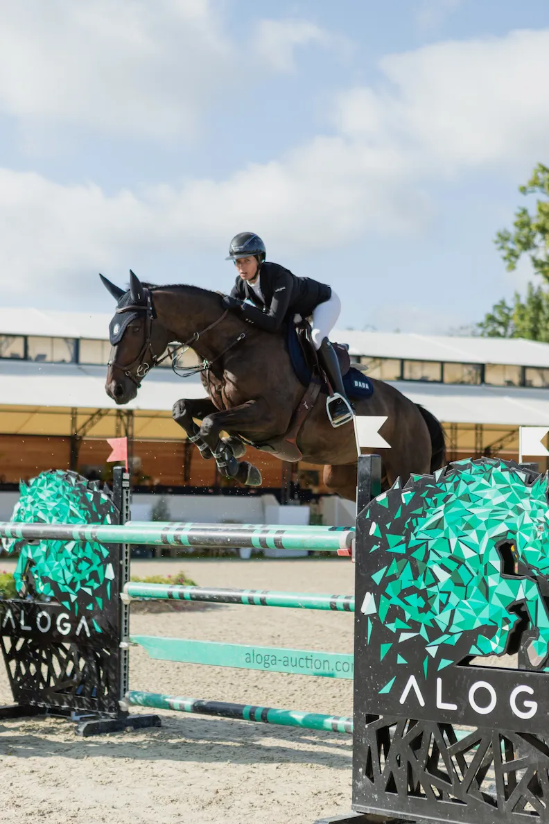 Kandoo est l'une des recrues d'avenir de Mégane Moissonnier. Cet étalon de neuf ans s'est offert la sixième place du prix Antarès Sellier lors du Longines Deauville Classic.