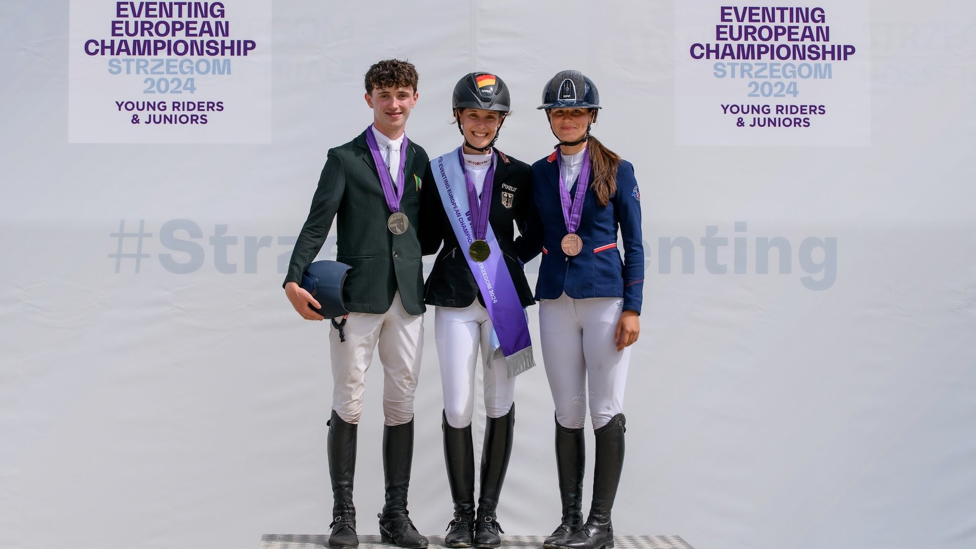 Le podium individuel des Européens Juniors de complet avec Hannah Busch, Tom Nestor, et Maé Rinaldi, à Strzegom, en 2024.