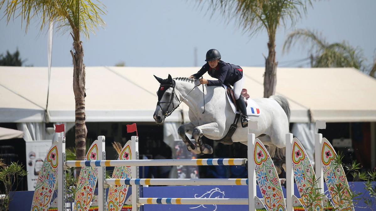 Avec sa fidèle Chanel de la Claye, Léona Mermillod-Baron a porté les couleurs de l'équipe de France aux championnats d'Europe Jeunes Cavaliers de Vilamoura en 2021.