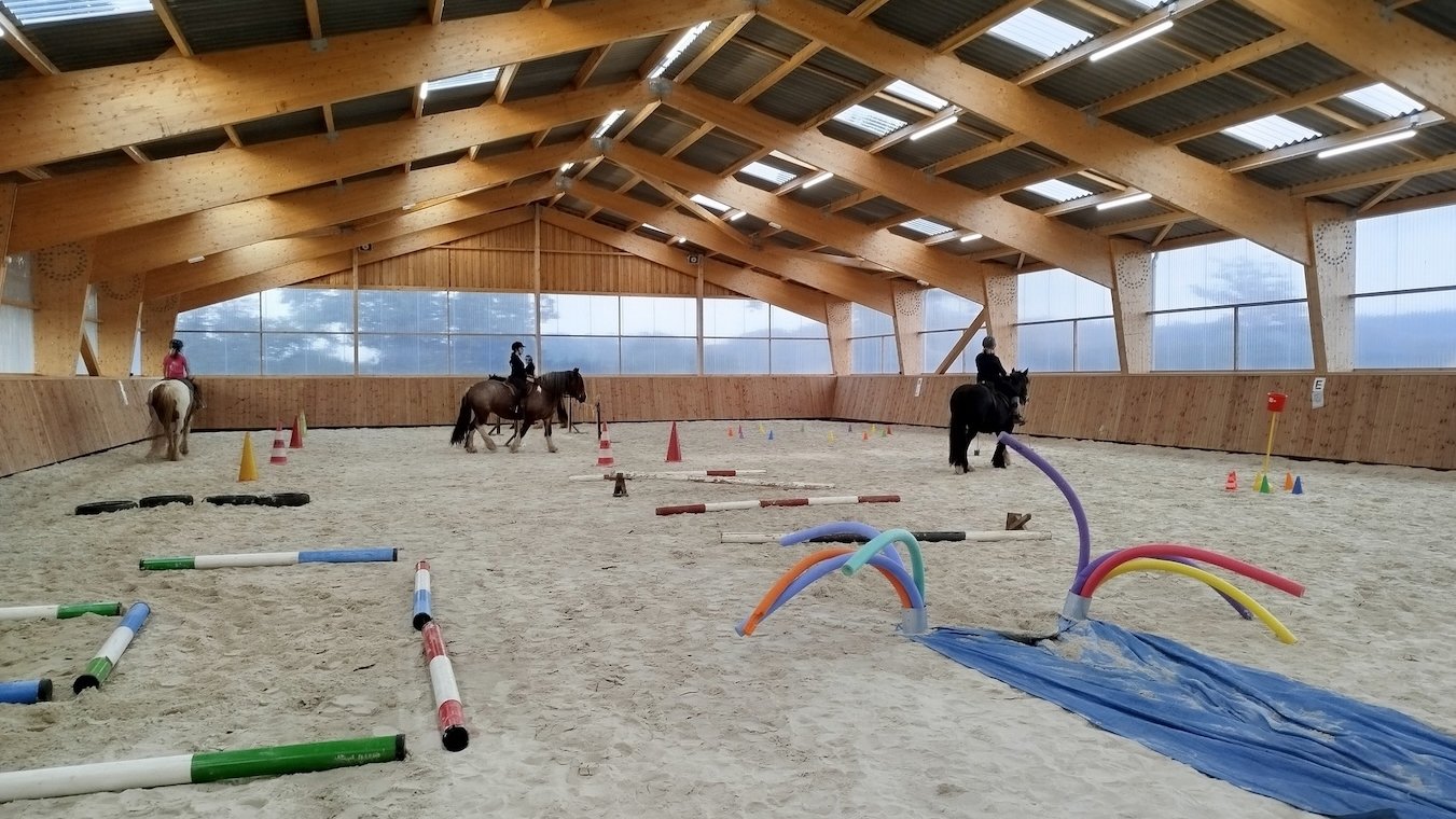 Orienté sur l’équitation d’extérieur, les Loisirs Équestres Montsecret Clairefougère permet aussi de découvrir les disciplines de l’ombre.