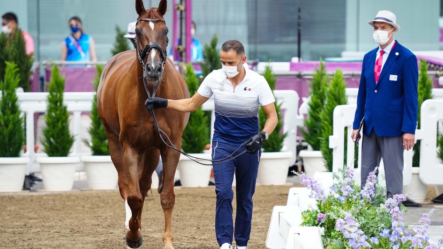 Alexandre Ayache et Zo What lors de la visite vétérinaire des Jeux olympiques de Tokyo. 