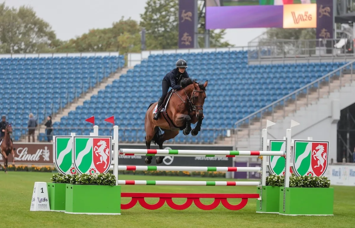 Ici à l'occasion de la warm-up qui s'est déroulée aujourd'hui, Nina Mallevaey n'a pas monté Dynastie de Beaufour lors du stage de préparation.