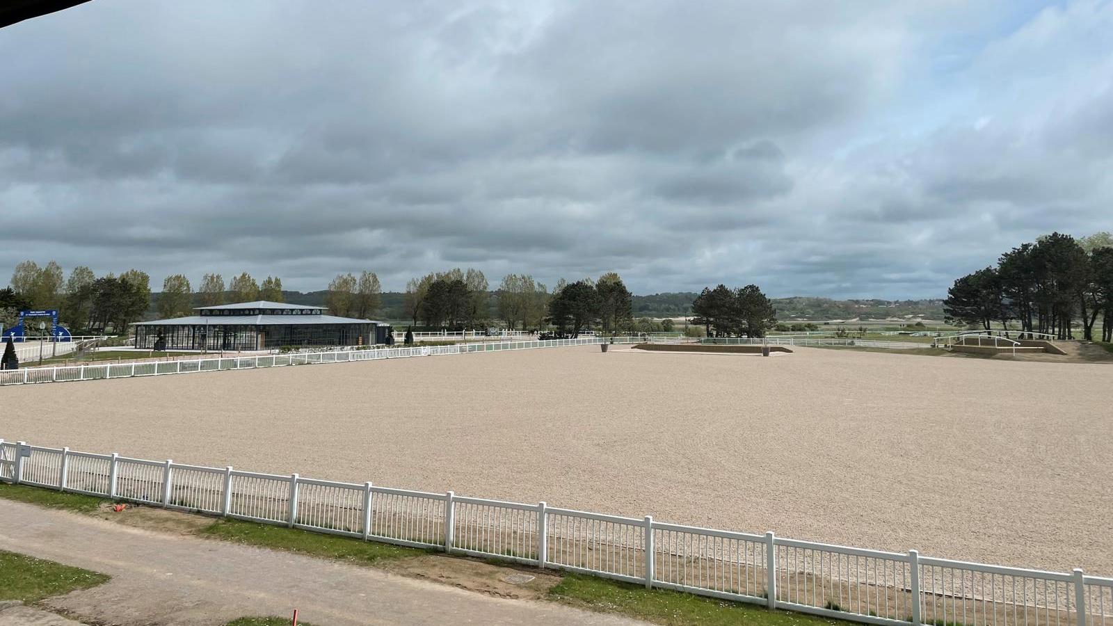 Les cavaliers seront accueillis sur une piste en sable flambant neuve. 