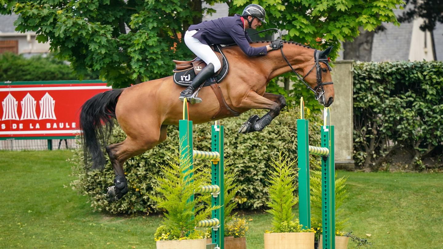 Avant d’exceller avec le champion olympique Ben Maher, Dallas Vegas Batilly a atteint le haut niveau sous la selle de Nicolas Delmotte. 