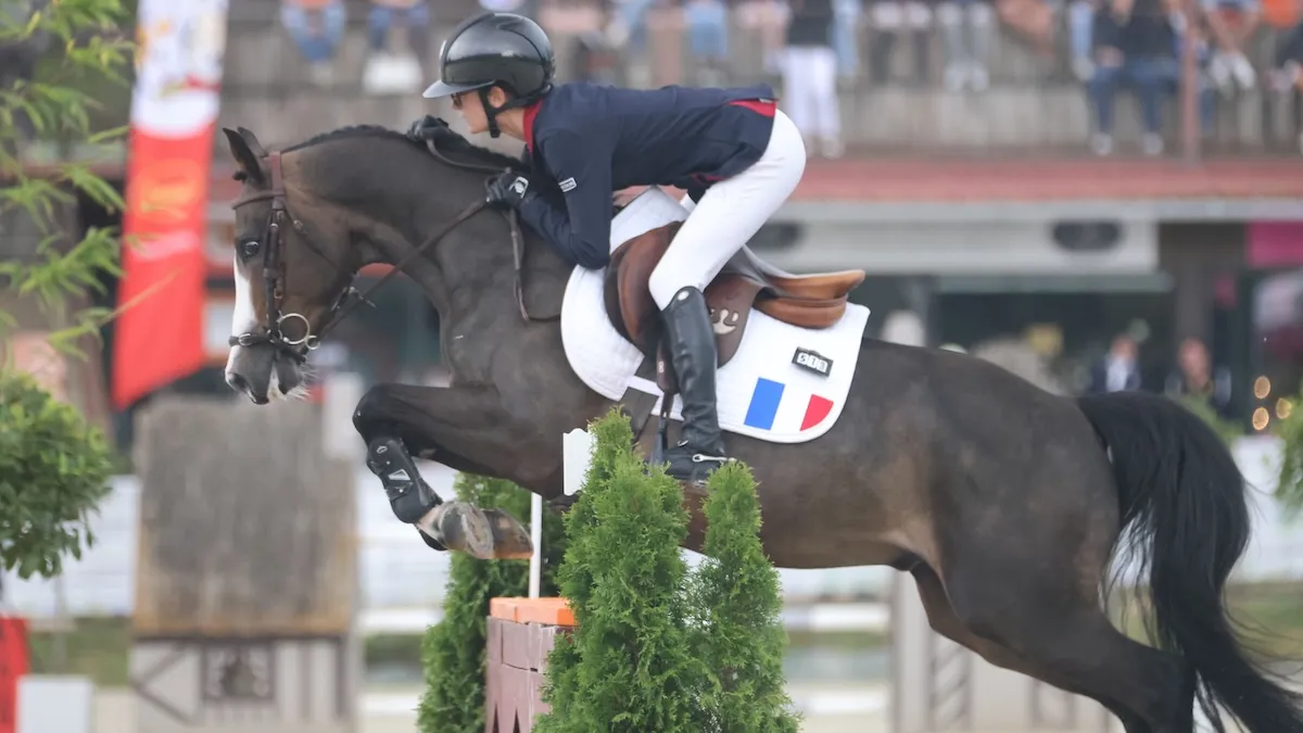 À égalité avec Lou-Anne Pustelnik et Kasper’s Ronaldo, Elise Sikirdji et Good Boy du Prébas ont réalisé la meilleure performance française dans les trois manches du championnat par équipes, avec pour score une seule barre à terre et un double sans-faute dans la finale par équipe.