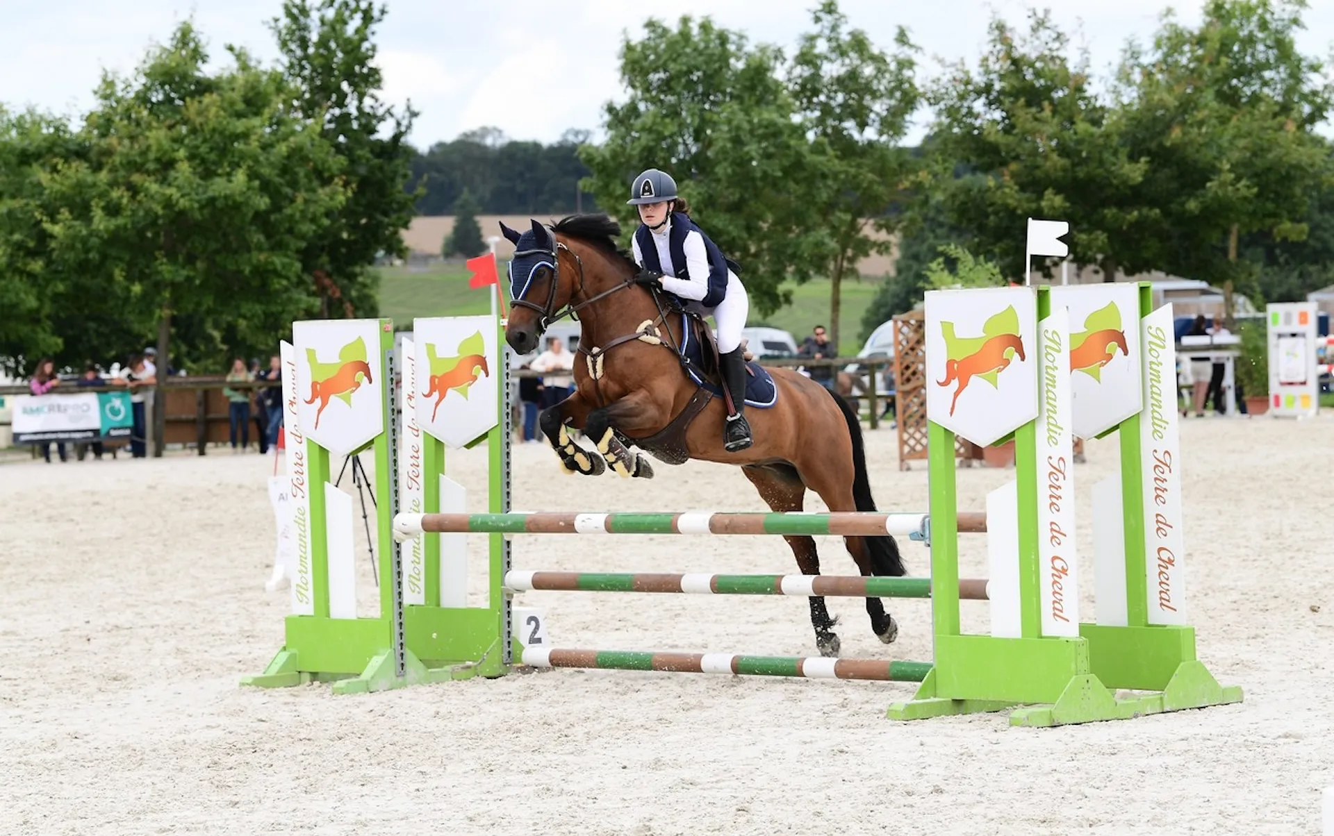 En parallèle de l’endurance, Emma Helleux, ici sur Duchesse de Prère, continue à monter ponctuellement en saut d’obstacles.