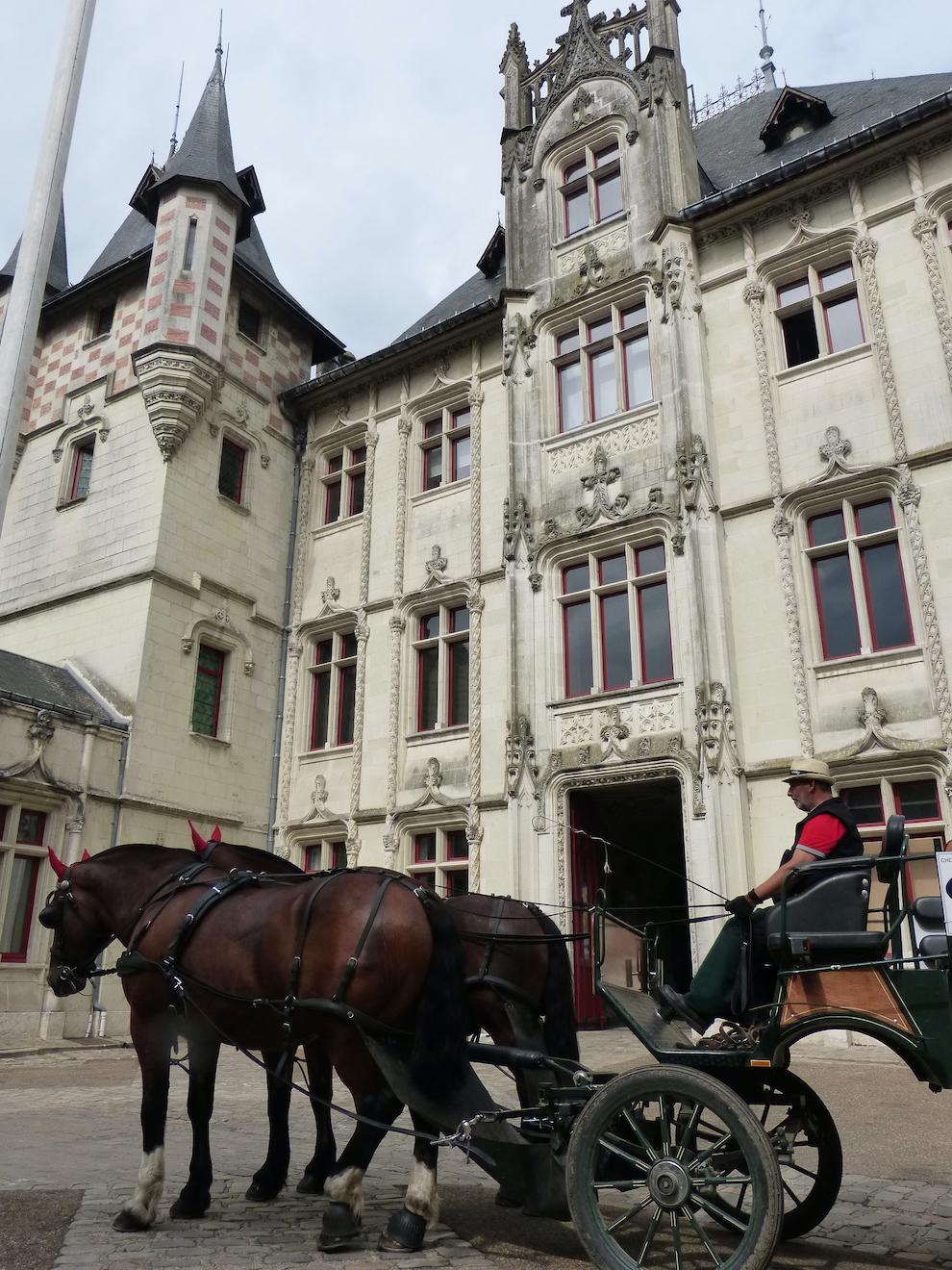 Uranus et Actyon dans la cour de la mairie de Saumur.