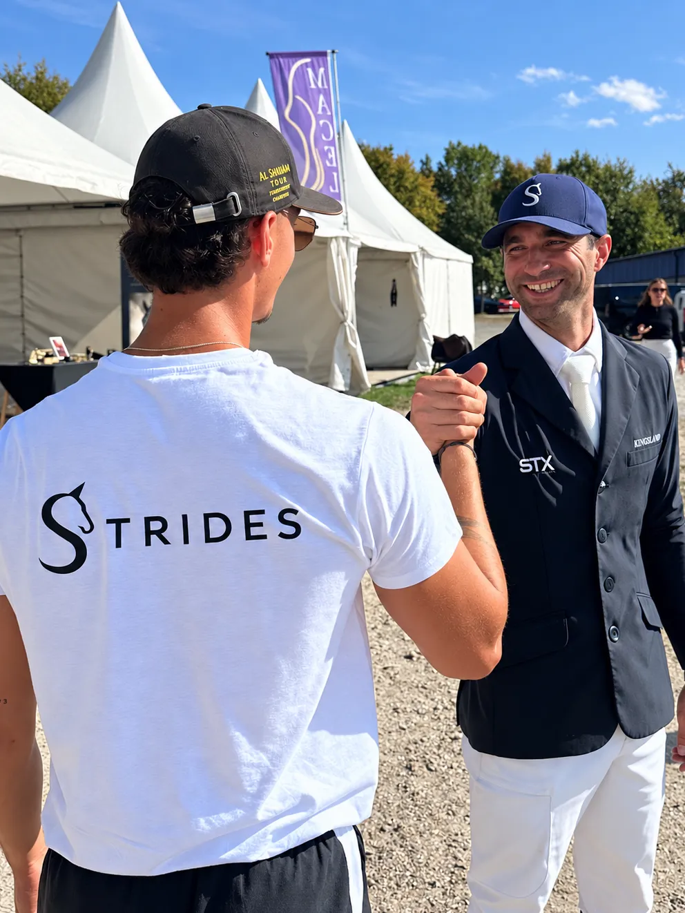 Née d’un vrai besoin de terrain, STRIDES sécurise la rencontre et le paiement entre les professionnels du cheval et les prestataires indépendants.