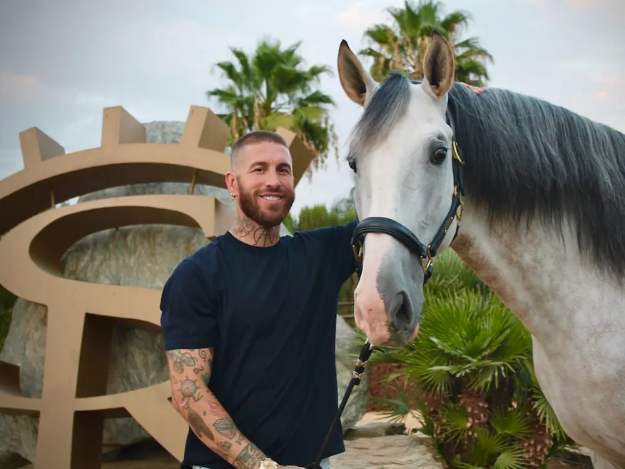 Sergio Ramos, ancien capitaine du Real Madrid, fait partie des célèbres athlètes qui s'investissent dans le monde du cheval.
