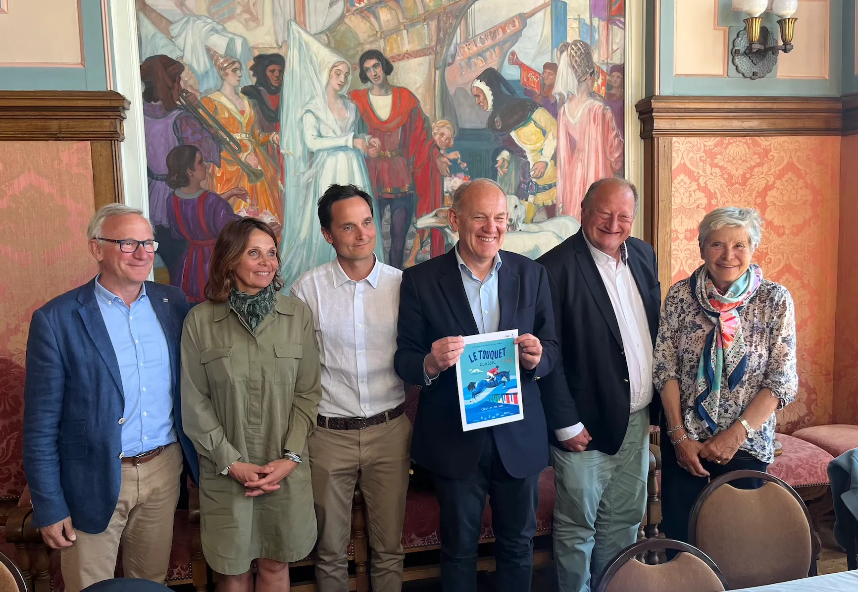 Conférence de presse au Touquet - De gauche à droite : Vincent Merci de Bellefon, délégué aux travaux et bâtiments communaux et référent aux affaires militaires, Marielle Parent, adjointe aux sports, Vincent Goehrs, président du groupe GRANDPRIX, Daniel Fasquelle, Maire du Touquet, Jean-Philippe Bataille, adjoint au commerce, à l’artisanat, au tourisme et à la vie locale et Janick Goethgeluck.