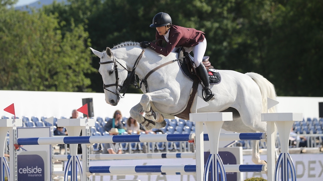 Laura Monier avec Kira Loe à l’Hubside Jumping de Grimaud.