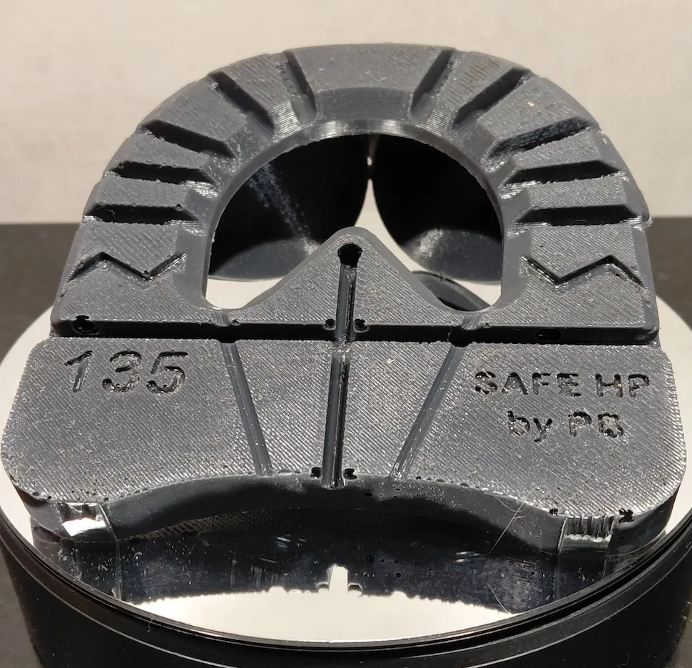 Le polyuréthane (ici à 100 %), doté d’une grande résistance à l’abrasion, permet le réemploi de la semelle dans de nombreux cas.