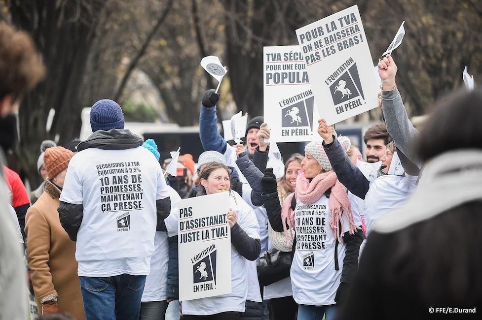Des manifestations ont eu lieu en France pour la baisse du taux de TVA pour les centres équestres.