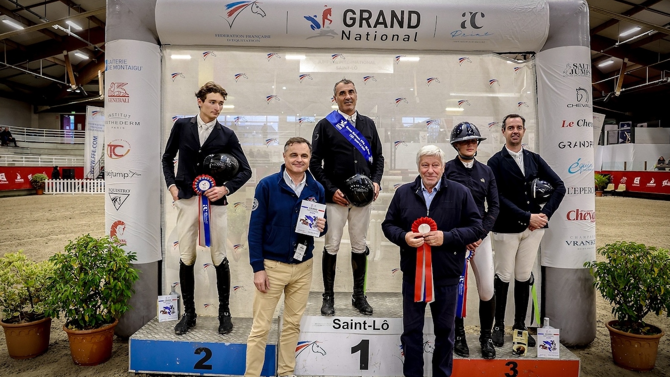 Reynald Angot a offert la victoire d’étape à l’écurie du Haras des Coudrettes au classement du Grand National, devant les écuries Cavaal Équi Sport/Haras de Semilly et Antarès Jumping Riders/EBM. 