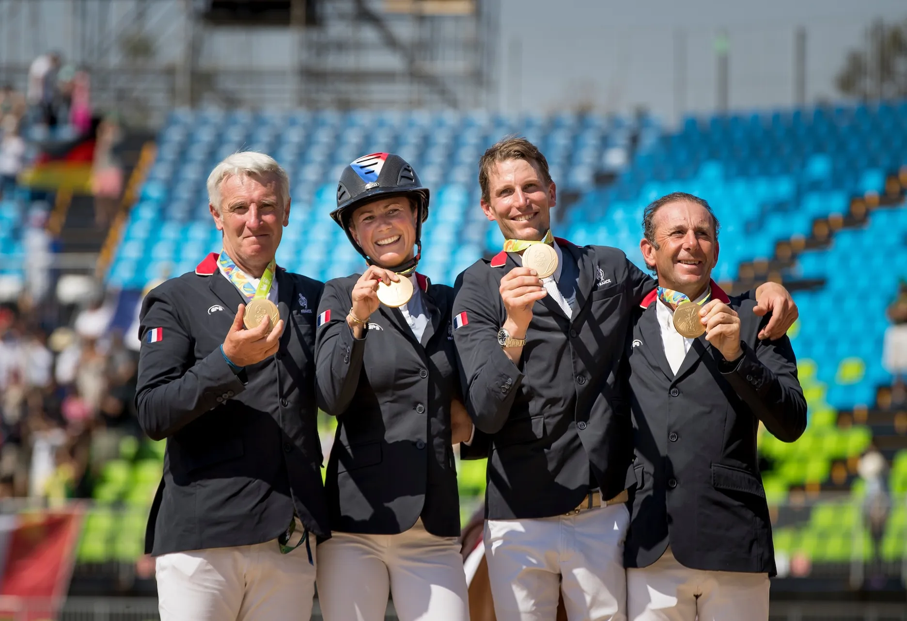 De gauche à droite, Roger-Yves Bost, Pénélope Leprevost, Kevin Staut et Philippe Rozier savourent leur médaille d’or par équipes remportée aux Jeux olympiques de Rio en 2016.
