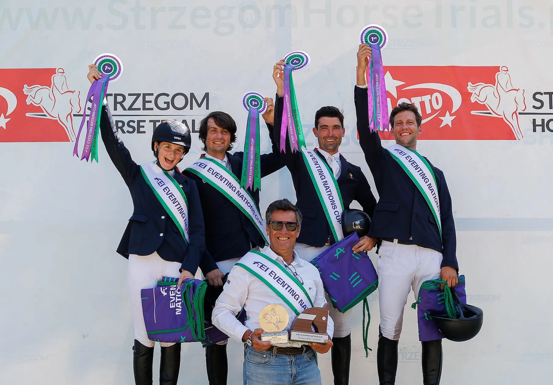 Verane Nicaud, Lucas Brun, Baptiste Salaun et Arthur Duffort après avoir gagné l'épreuve de coupe des Nations par équipe.
