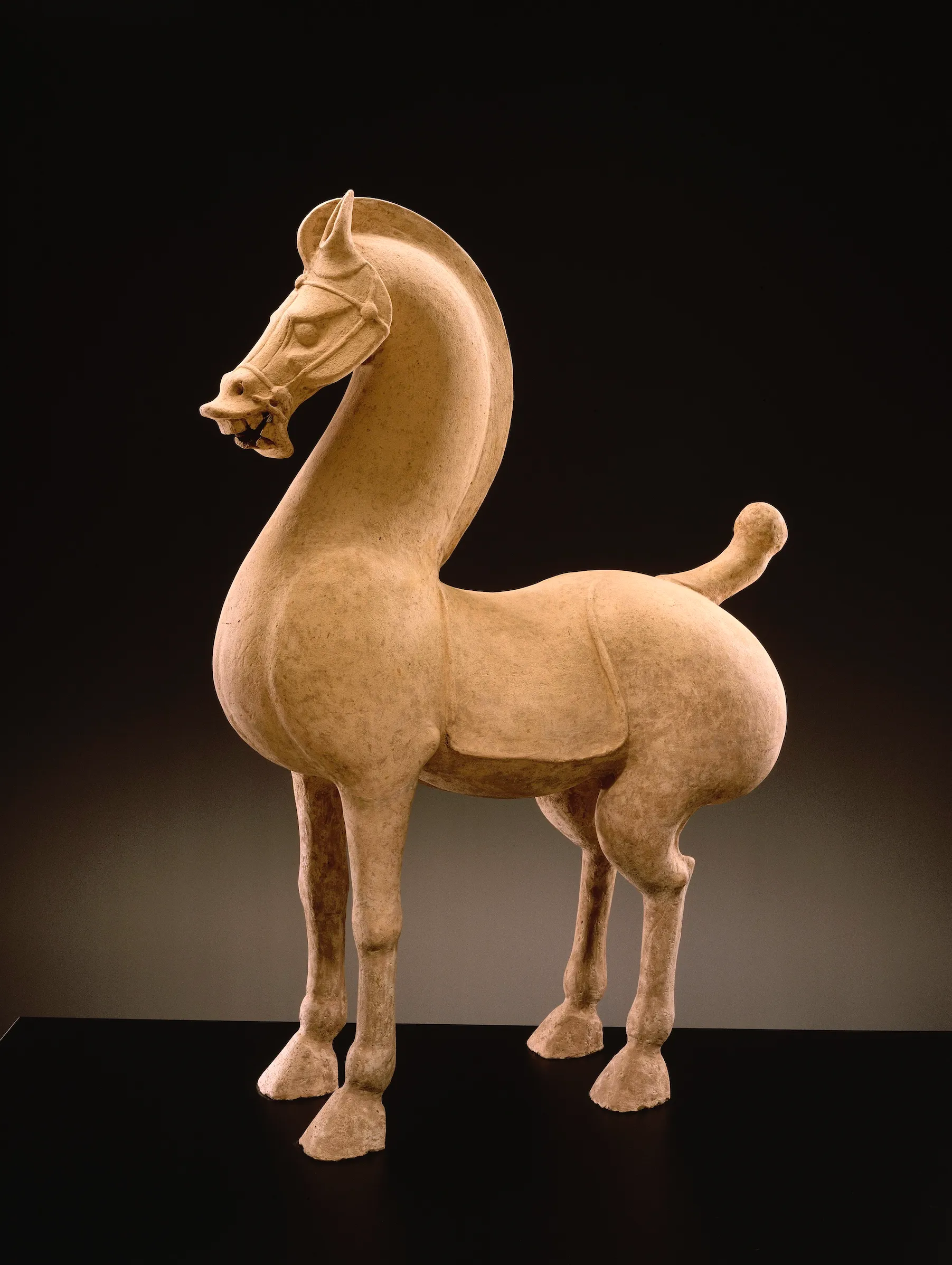 Mobilier funéraire ou “mingqi”, cette représentation d’un cheval en terre cuite, bouche ouverte, était enterrée auprès d’un membre de la haute société chinoise.