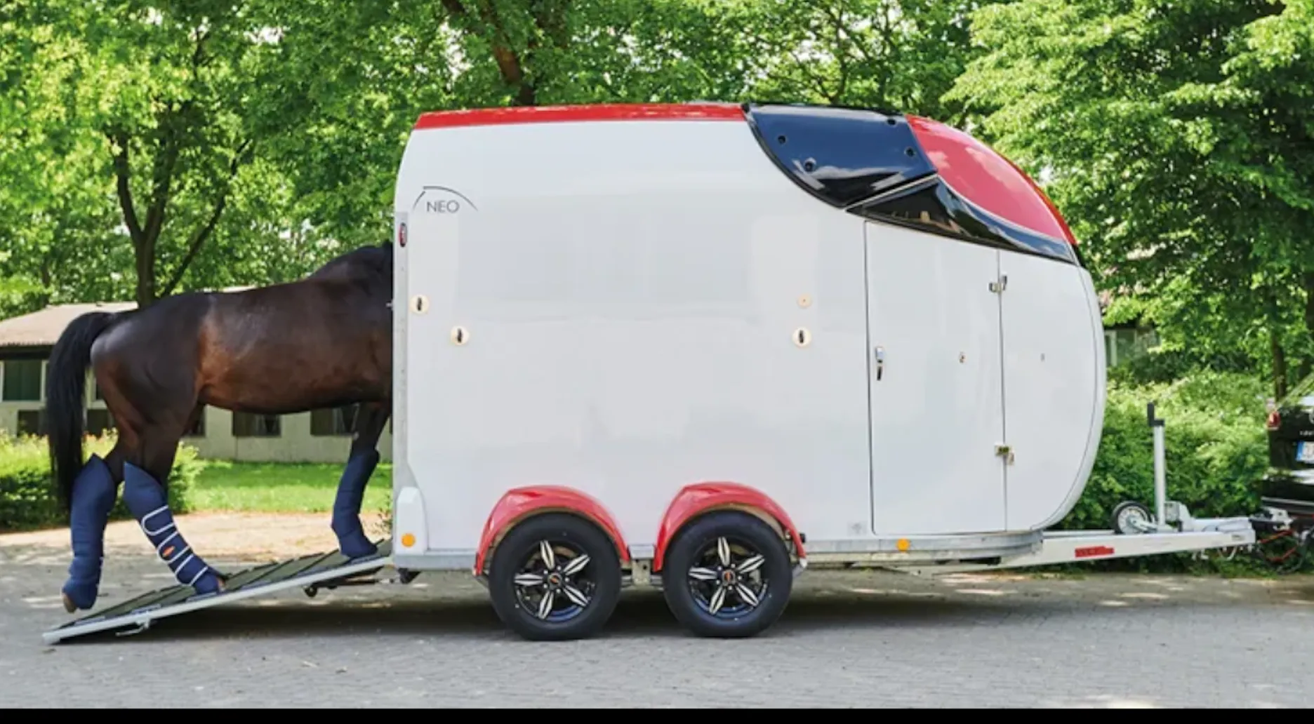 confort des chevaux, prix, réputation, sécurité des parois, tractabilité : les acheteurs et les marques voguent de concert quand il s’agit de comparer les critères de qualité d’un véhicule équestre.