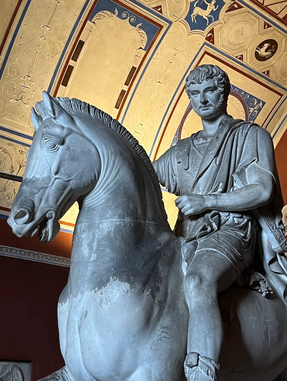 Depuis l’Antiquité, la représentation à cheval, illustrée ici par le “Monument dédié au prince Józef Poniatowski à Varsovie”, édifié par Bertel Thorwaldsen, est devenue un gage de puissance et de grandeur.