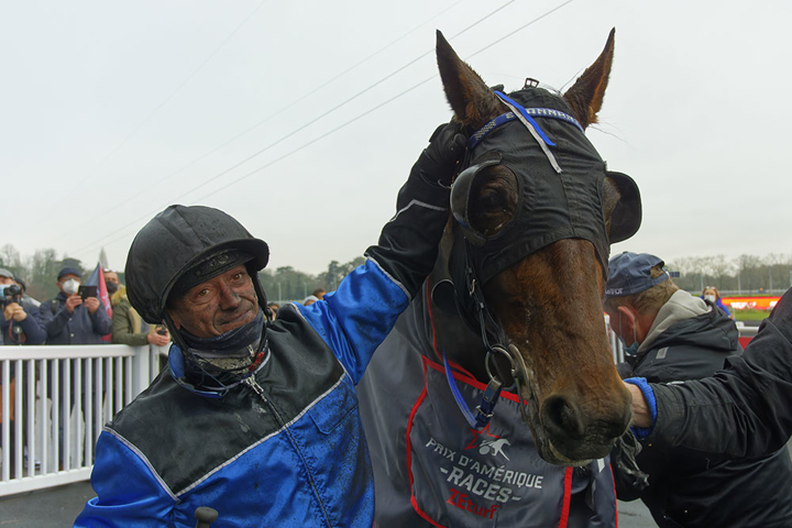 Etonnant coiffe Face Time Bourbon au poteau !