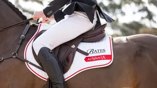 Équipement clé du cavalier, la selle de saut d’obstacles joue un rôle déterminant dans l’équilibre, la précision et la liberté de mouvement du couple cheval-cavalier à chaque instant du parcours.